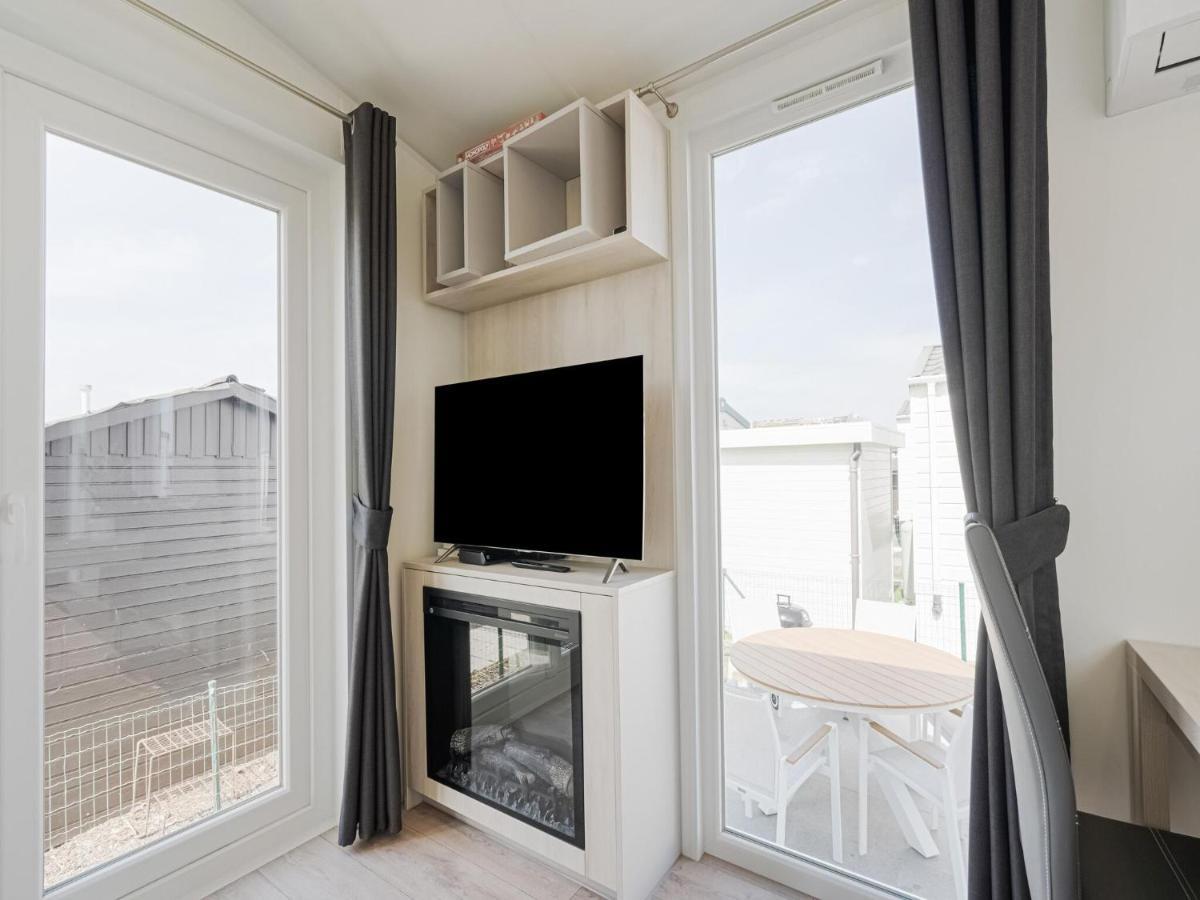 Modern mobile home in Middelkerke with garden Buitenkant foto